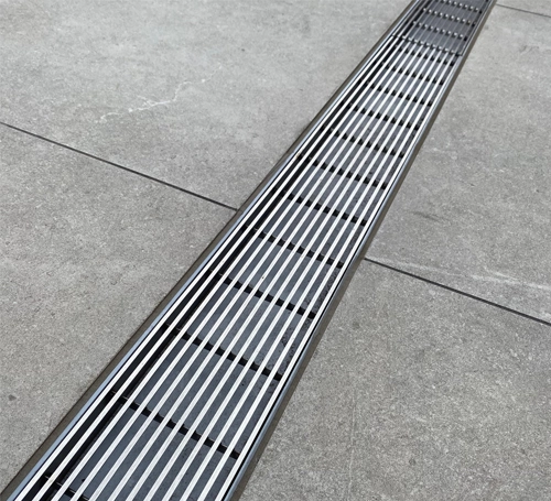 Linear drain channel with Gratings